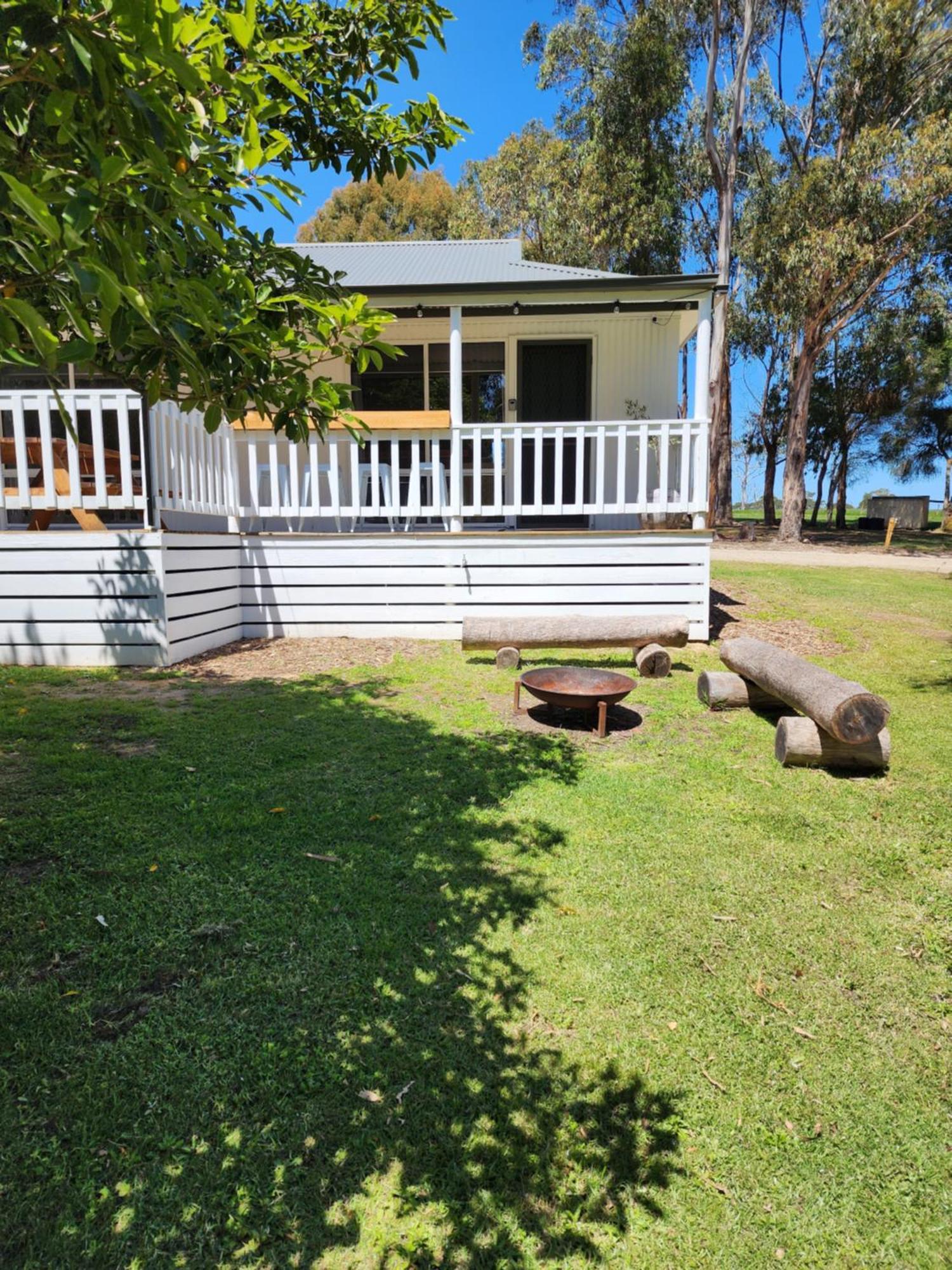 Eight Acres Lakes Entrance Exterior photo